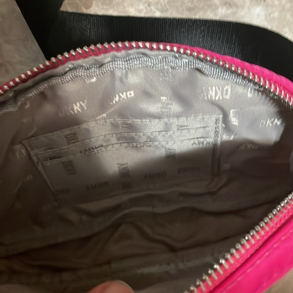Woman’s DKNY Fanny bag - Picture 3 of 4
